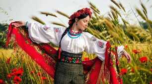 Стою я посеред поля  І жита торкаюсь руками...