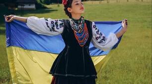 Хай голубіють небеса.  Хай посміхається краса.