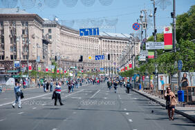 Khreshchatyk street in Kiev, Ukraine – Stock Editorial Photo © ekashustrova #26536661