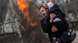 Не прагну вже писати про війну,  Про біль і жах кривавого століття.