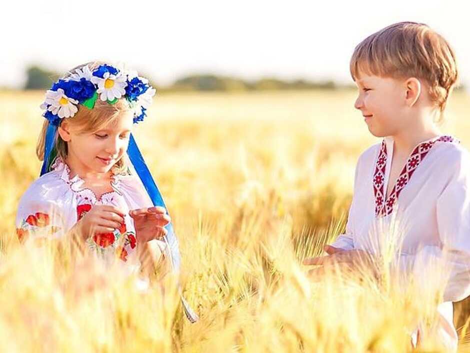 Возможно, это изображение 2 человека и ребенок