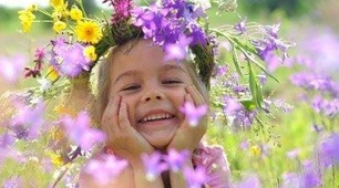 Літо, літо, літечко — райдужна краса!  На листках виблискує вранішня роса,